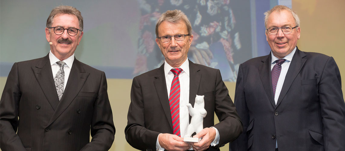 Friedhelm Dornseifer mit dem Lifetime Award des deutschen Handels, flankiert von HDE-Präsident Josef Sankjohanser (links) und Laudator Harm Humbug, Geschäftsführer Ferrero Deutschland